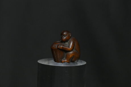 Netsuke monkey basquet wood