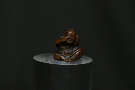 Netsuke man eye wood