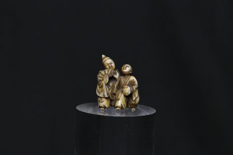 Netsuke nobles walking ivory