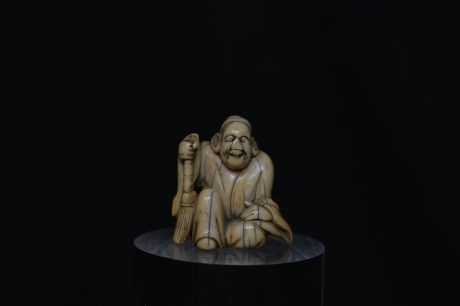 Netsuke Elder seal ivory