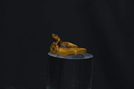 Netsuke lizzard on tie ivory