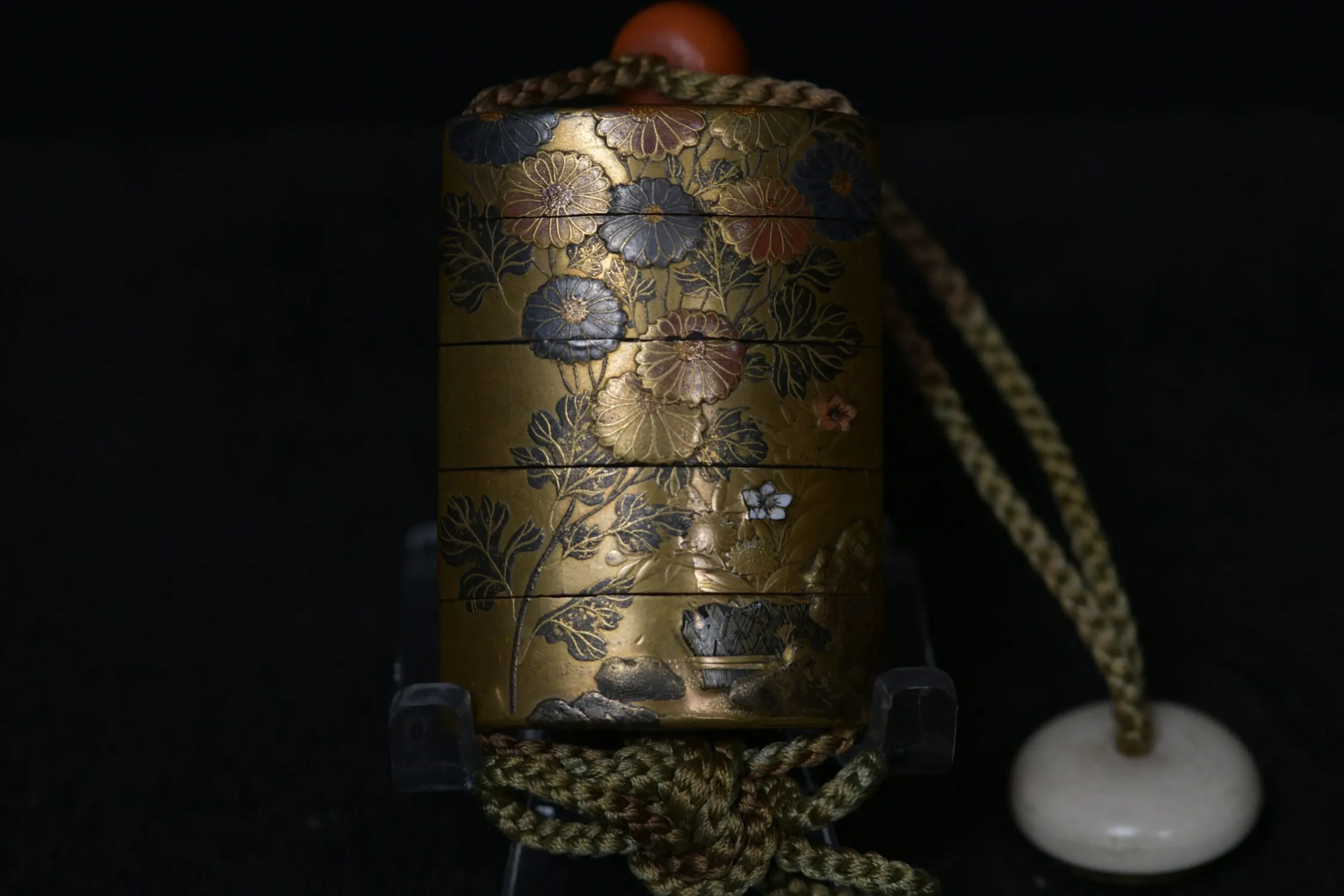 Inro Makie Chrisantemum flowers