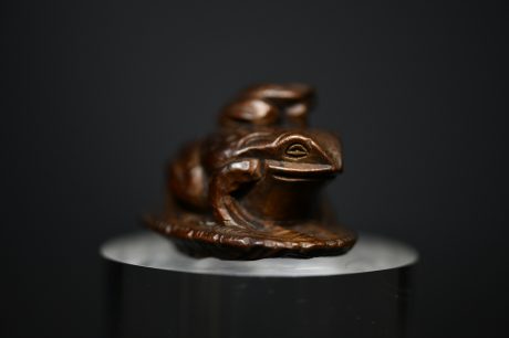 2 frogs netsuke wood
