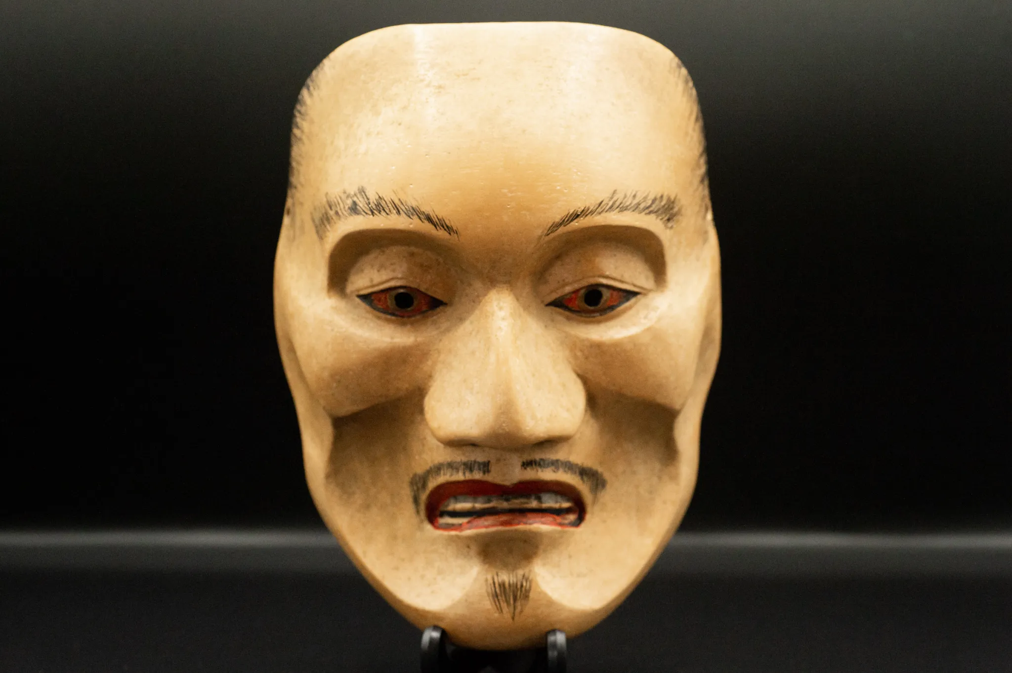 Masque en bois sculpté du théâtre Nô, signé Tomowo Arita, période Shōwa. Ce masque de Nô représente un esprit souffrant en enfer. Le visage émacié d’un pécheur misérable est exprimé de manière saisissante par les joues creuses et les yeux profondément enfoncés. Belle patine, excellente sculpture et traces du temps.