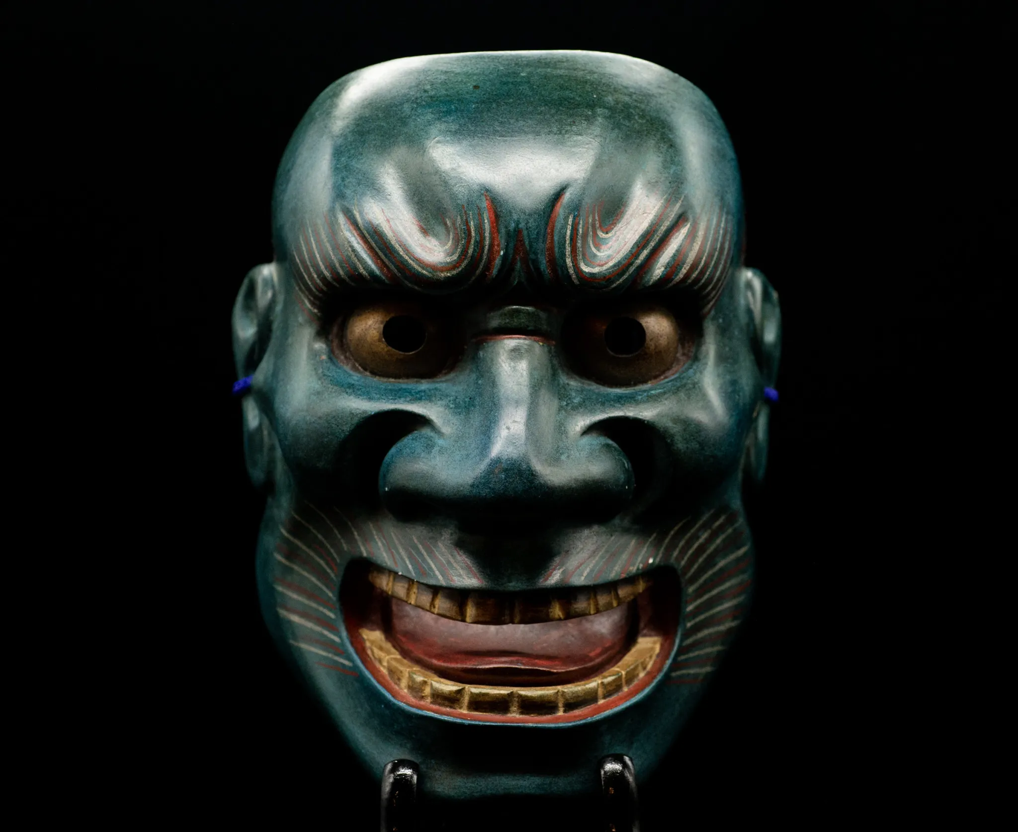 Gesneden houten masker uit het Nō-theater, Shōwa-periode. Gesigneerd Seiun (静雲). Voorstelling van Ikazuchi, afgebeeld als een oni (demon).