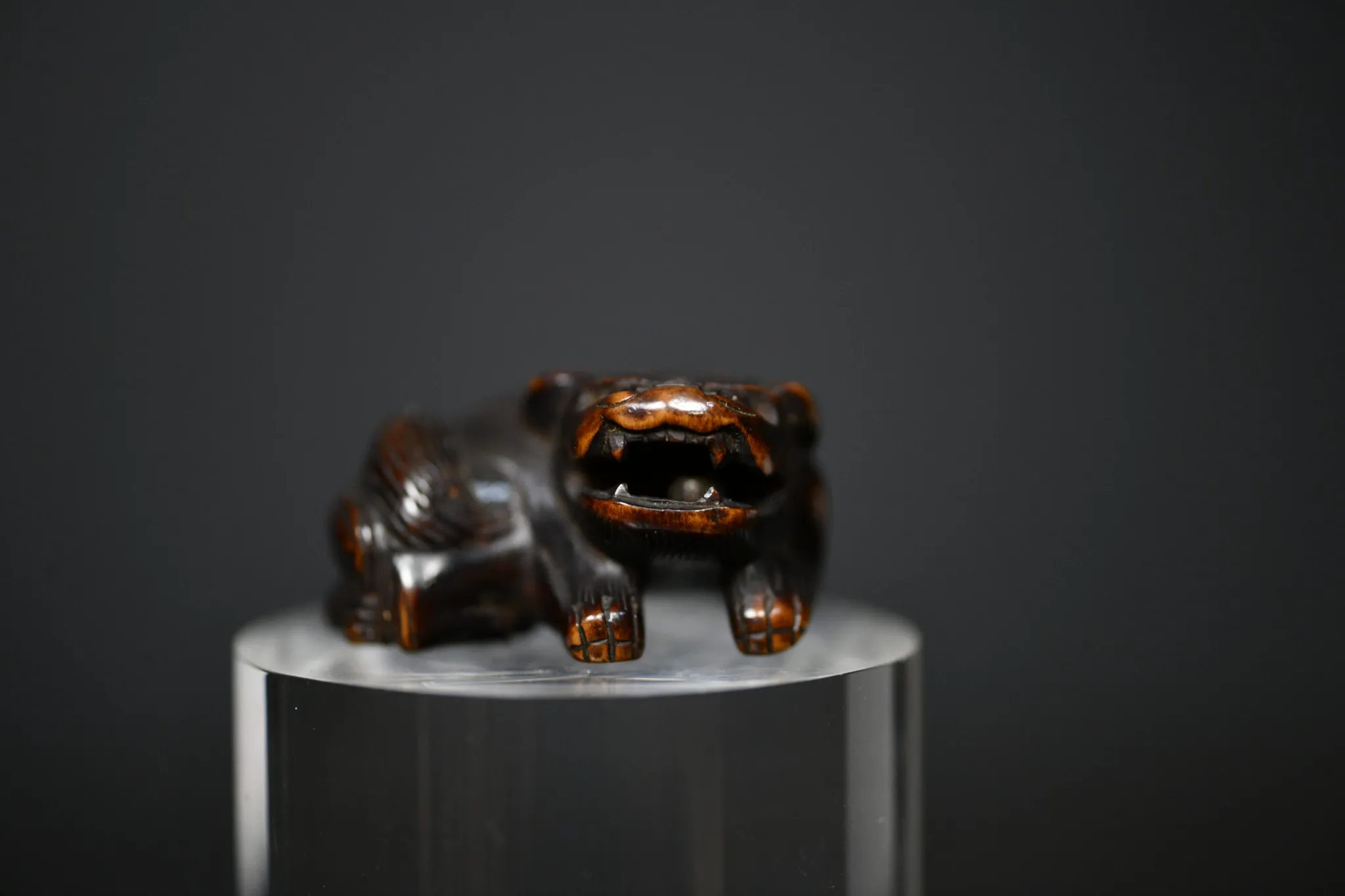Netsuke Shishi wood